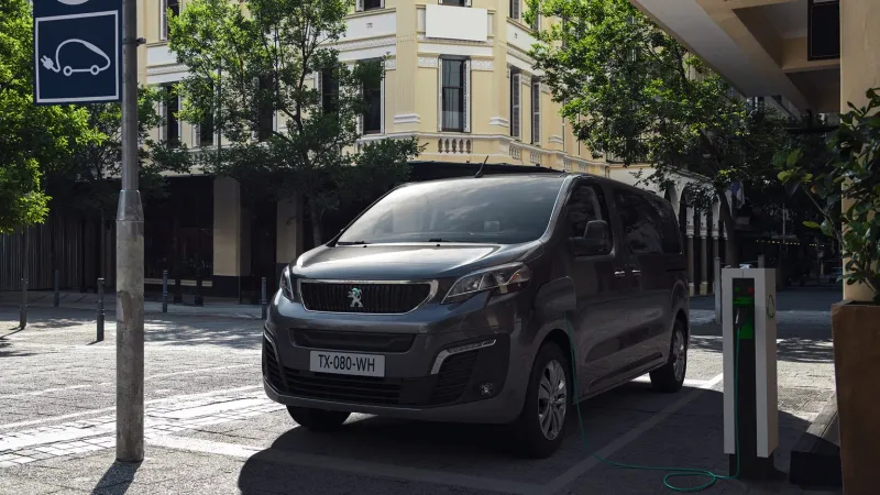 Peugeot e-Traveller Long 75 kWh 2021