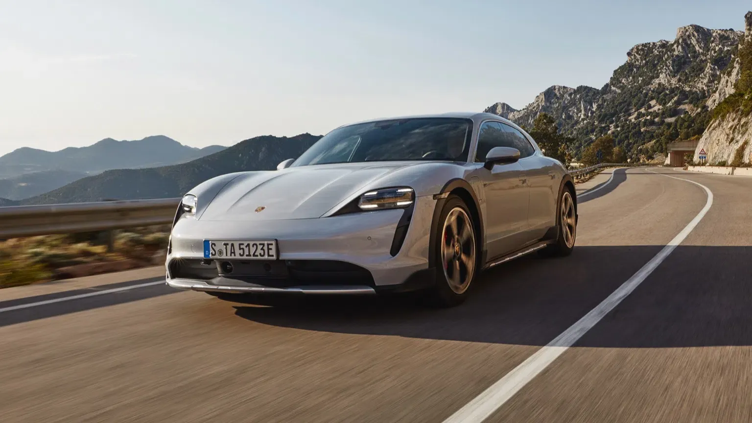 Porsche Taycan 4S Cross Turismo 2023 image 1